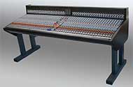 <b>48 Kanal Surroundmischpult mit 24 Mono- und 24 Stereokanälen</b>